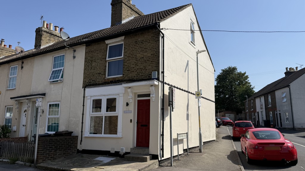 Lot: 157 - FREEHOLD PART VACANT RESIDENTIAL INVESTMENT WITH POTENTIAL INCOME OF £27,000 PER ANNUM - External image of building from street level